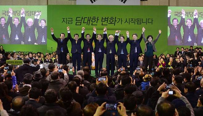 2016년 총선에서 '제3지대 단일화'로 원내교섭단체 구성이라는 큰 성과를 거둔 국민의당 중앙당 창당대회의 모습. 통합신당을 이끌던 박주선 대표(현 대한석유협회장), 중도·합리 성향의 주승용 의원, 국민회의를 이끌던 천정배 대표, 진보적 학자 한상진 교수, 김한길 전 대표(현 국민통합위원장), 안철수 의원, 김성식 의원 등이 모두 함께 손을 맞잡고 있다. ⓒ뉴시스