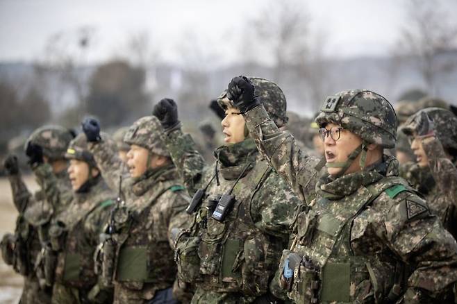 1일 강원도 철원 포병사격장에서 육군 3사단 장병들이 신년맞이 '즉·강·끝' 대응태세 확립 포탄사격 훈련을 하고 있다. 사진=육군 제공