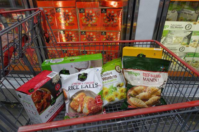 지난달 20일(현지시간) 미국 LA 교외의 한 코스트코 매장에서 팔리는 CJ제일제당 비비고 냉동 제품들을 카트에 담아봤다.이 매장에서는 치킨 라이스볼, 비비고 왕교자, 스팀 덤플링, 미니 완탕, 양념치킨, 김치 치즈 주먹밥, 햇반 등 일곱 가지 제품이 판매되고 있다. 박소영 기자