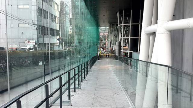 건축가 이토 도요의 설계작, 센다이 미디어테크 건물. 건물의 투명한 입면을 통해 새로운 감각을 선사한다.