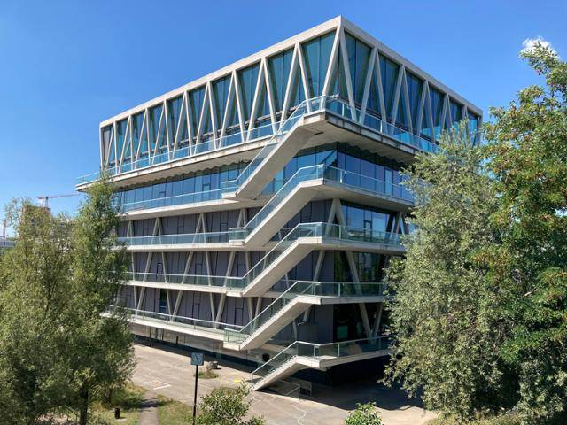 스위스 건축가 크리스티안 케레즈가 설계한 크리스티안 케레즈 로이첸바흐 학교는 단순하면서도 명확한 구조체를 보여준다.