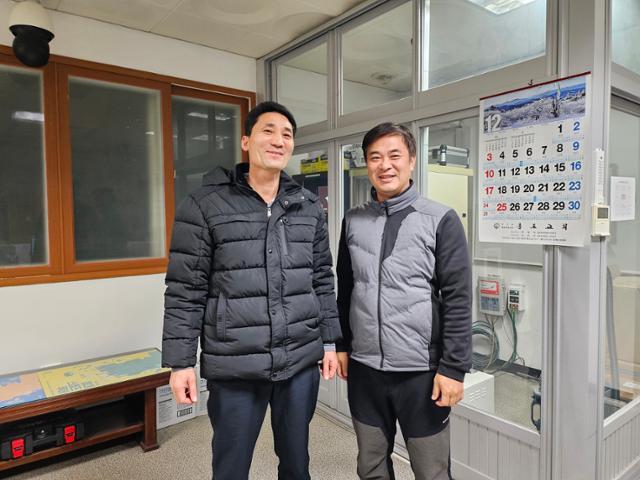 김영선(왼쪽) 홍도 항로표지관리소장(왼쪽)과 조경현 주무관. 신안=김진영 기자