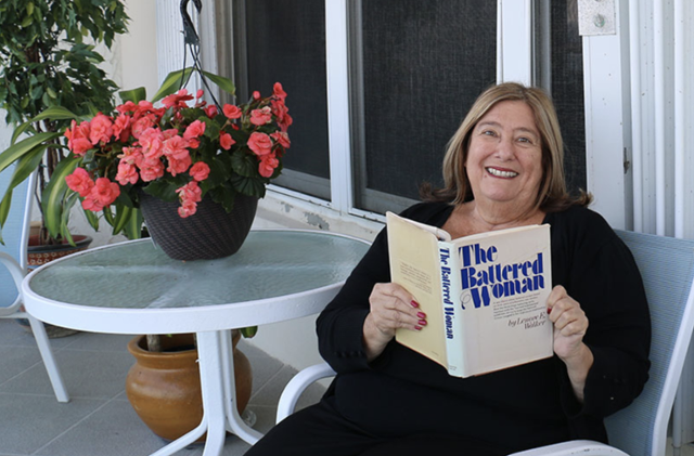 구타당하는 여성 신드롬(BWS) 이론과 폭력 사이클 이론 등으로 수많은 가정폭력 피해- 대응 폭력 가해 여성이 무죄 평결을 받는 데 크게 기여한 페미니스트 여성 심리학자 리노어 워커. drlenoreewalker.com