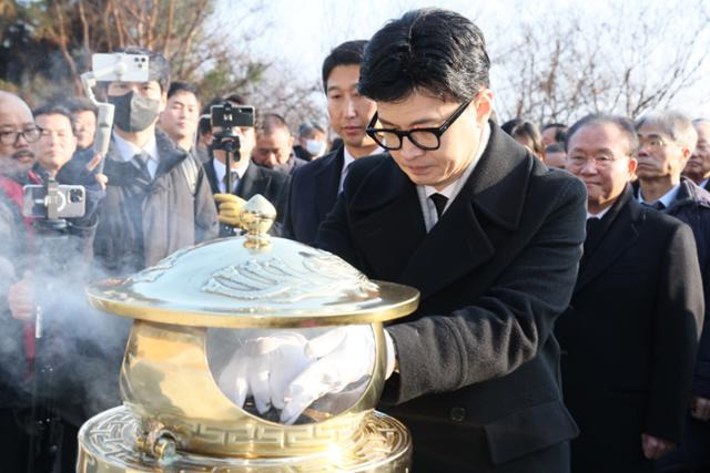 한동훈 국민의힘 비상대책위원장이 1일 오전 서울 동작구 국립서울현충원에서 김대중 전 대통령 묘역을 참배하고 있다. 한 위원장은 신년사에서 "동료시민과 함께 공동체를 지키고, 미래를 준비해 나가겠다"고 밝혔다. 뉴시스