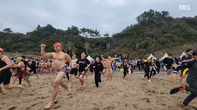 갑진년(甲辰年) 1월 1일 제주도 서귀포시 중문색달해변에서 열린 '2024 서귀포 겨울바다 국제펭귄수영대회' (사진= 신동원 기자)
