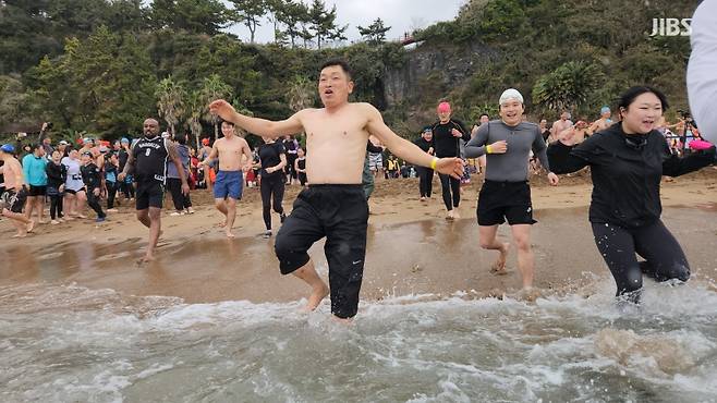 갑진년(甲辰年) 1월 1일 제주도 서귀포시 중문색달해변에서 열린 '2024 서귀포 겨울바다 국제펭귄수영대회' (사진= 신동원 기자)