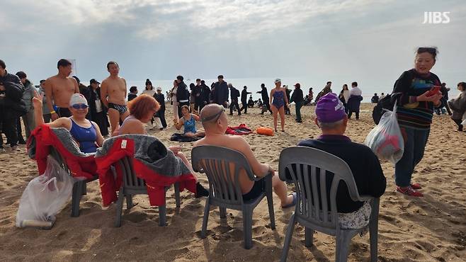갑진년(甲辰年) 1월 1일 제주도 서귀포시 중문색달해변에서 열린 '2024 서귀포 겨울바다 국제펭귄수영대회' (사진= 신동원 기자)
