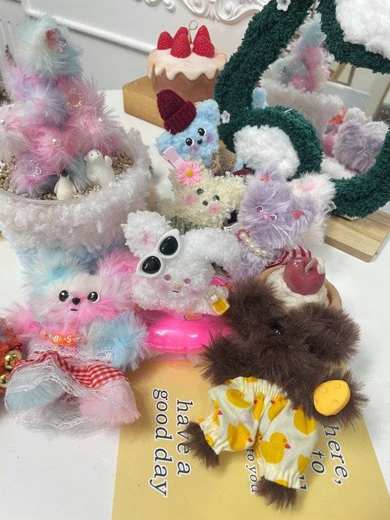 귀여운 것을 좋아하는 사람이라면 누구라도 모루 인형에 눈길이 간다. 바느질하거나 어려운 작업 없이 누구나 쉽고 빠르게 작품을 제작할 수 있다.