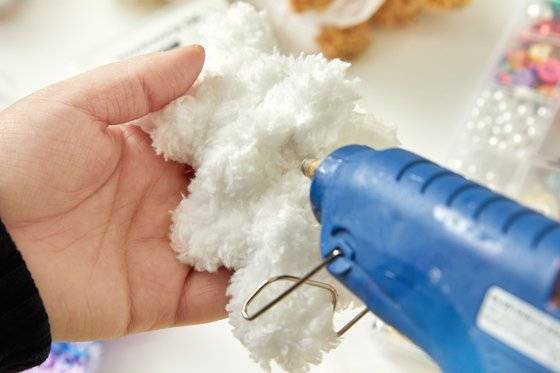 인형을 만들 땐 먼저 모루를 접어 양쪽 귀와 팔다리를 만들어준 다음 모루를 몸 뒤로 감아서 몸통을 통통하게 만들고 남는 실은 글루건으로 붙여 고정해준다.