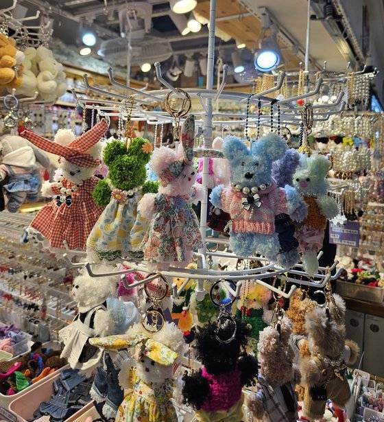 동대문종합시장 액세서리부자재 상가에 가면 다양한 모루 인형들을 구경하고 모루 공예에 필요한 수많은 관련 제품들을 둘러보고 살 수 있다.