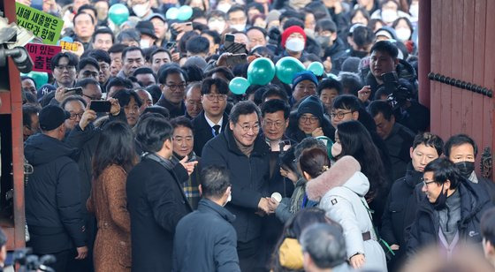 이낙연 전 더불어민주당 대표가 1일 오전 경기 고양시 덕양구 행주산성 대첩문 앞에서 2024년 행주산성 신년 인사회를 하기 위해 이동하고 있다. 뉴스1