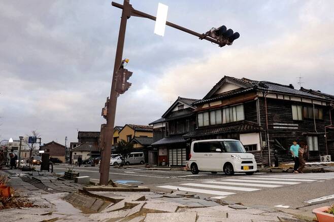일본 이시카와현 노토 지역에서 1일 발생한 규모 7.6 지진으로 와지마시 주택과 도로가 일부 파손됐다. AFP연합뉴스
