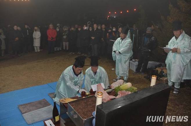 홍성군은 1일 백월산 정상에서 새해를 맞아 영신 고천대제와 해맞이 행사를 개최했다. 