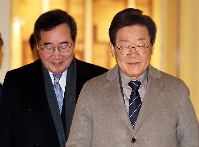 더불어민주당 이재명 대표와 이낙연 전 대표가 30일 오전 서울 중구의 한 식당에서 회동을 마친 후 이동하고 있다. [제공=연합뉴스]