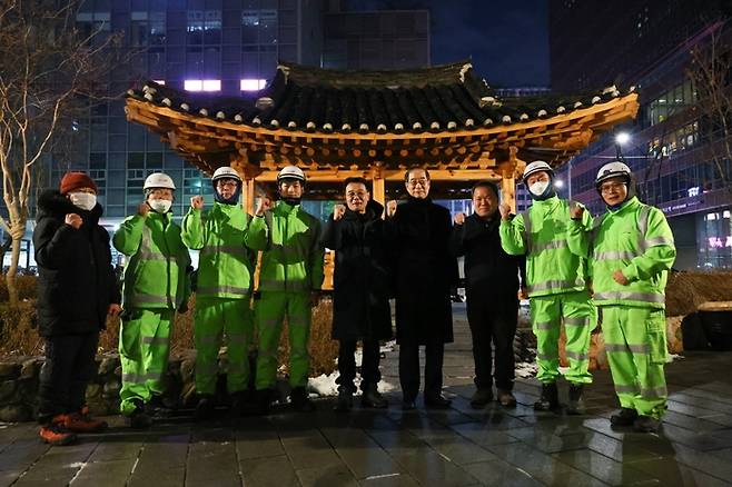 한덕수 국무총리(오른쪽 넷째)가 1일 서울 종로구 청진공원에서 환경공무관들을 격려한 뒤 기념 촬영을 하고 있다. <총리실 제공>