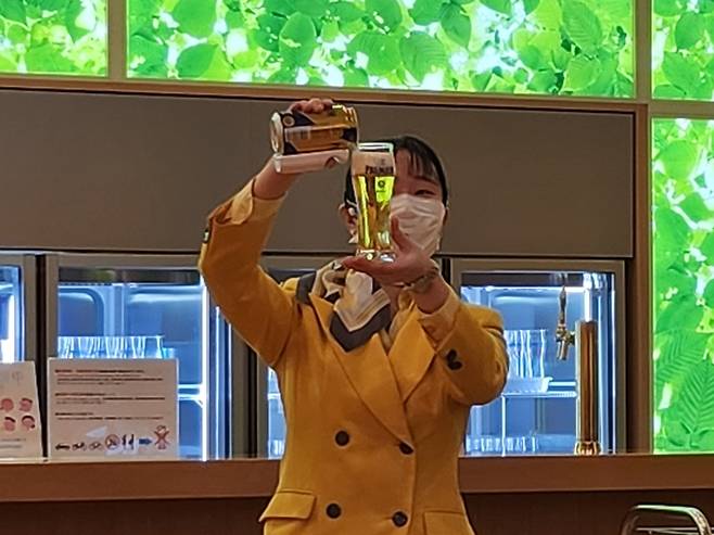 산토리녀가 따라주는 밀키한  ‘더 프리미엄 몰츠’. 안병준 기자