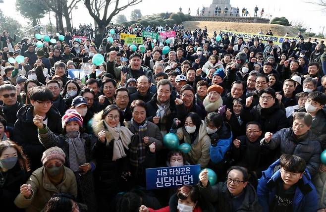 [고양=뉴시스] 고승민 기자 = 이낙연 전 더불어민주당 대표가 1일 경기 고양시 행주산성 행주대첩비 앞 충의정에서 신년 메세지를 발표한 뒤 지지자들과 기념촬영을 하고 있다. 2024.01.01.