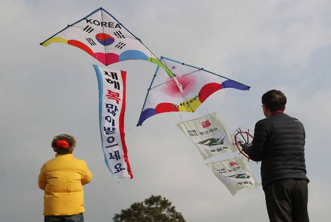 갑진년 새해가 밝았다. 벌써 올해 연휴에 대한 관심이 뜨겁다. 사진은 지난달 28일 오후 경기 수원시 팔달구 수원화성 창룡문에서 한국연연맹 회원들이 새해 맞이 연을 날리는 모습. /사진=뉴스1