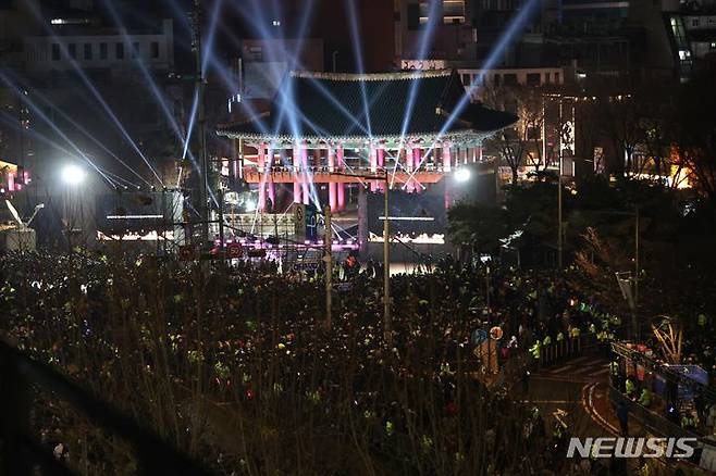 [서울=뉴시스] 김선웅 기자 = 올해 마지막 날인 31일 서울 종로구 보신각 사거리에서 시민들이 2024년 새해를 기다리고 있다. 2023.12.31. mangusta@newsis.com