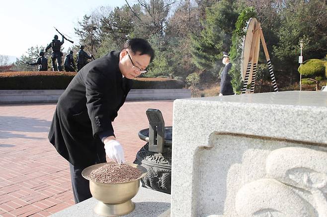 [창원=뉴시스] 강경국 기자 = 홍남표 경남 창원시장이 1일 오전 창원 충혼탑에서 조국 수호를 위해 목숨을 바친 순국선열과 호국영령에 대한 참배를 하고 있다. (사진=창원시청 제공). 2024.01.01. photo@newsis.com *재판매 및 DB 금지