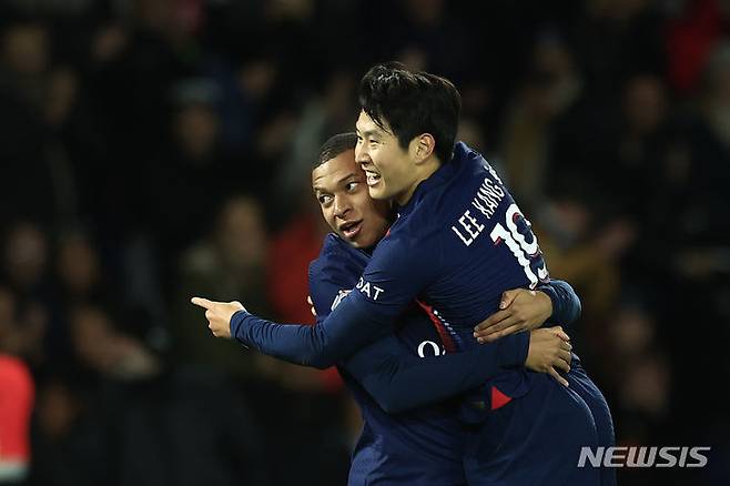 [파리=AP/뉴시스] 파리 생제르맹(PSG)의 이강인이 3일(현지시각) )이 프랑스 파리의 파르크 데 프랭스에서 열린 2023-24 리그1 11라운드 몽펠리에와의 경기 전반 10분 선제골을 넣고 킬리안 음바페와 기뻐하고 있다. 이강인은 리그1 데뷔골을 넣어 세 경기 연속 공격 포인트를 기록하며 팀의 3-0 승리를 이끌었다. 2023.11.04.