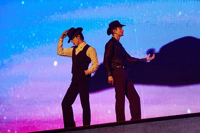 동방신기는 서부 영화 느낌이 물씬 나는 신곡 '로데오' 무대를 선보였다. SM엔터테인먼트 제공