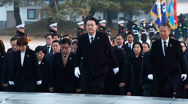 새해 첫 현충원 참배 나서는 윤석열 대통령. 연합뉴스