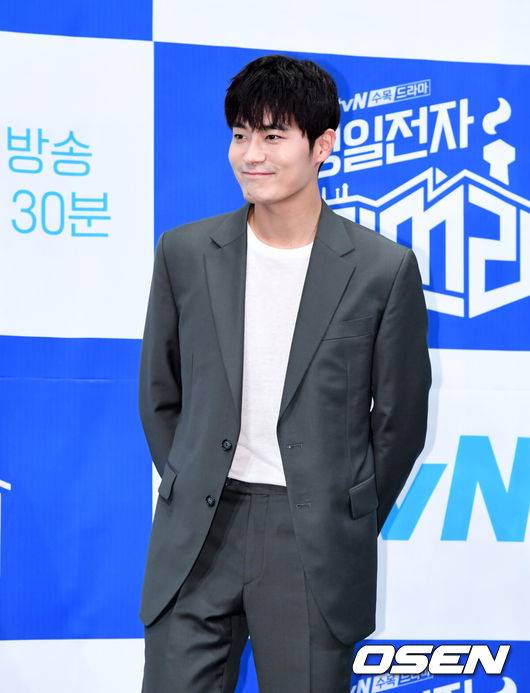 [OSEN=지형준 기자] 18일 오후 서울 논현동 임피리얼팰리스호텔에서 tvN 수목드라마 ‘청일전자 미쓰리’ 제작발표회가 열렸다.‘청일전자 미쓰리’는 위기의 중소기업&nbsp;‘청일전자’&nbsp;직원들이 삶을 버텨내며 함께 성장하는 과정을 그린 휴먼 오피스 드라마다.배우 차서원이 포토타임을 하고 있다. /jpnews@osen.co.kr