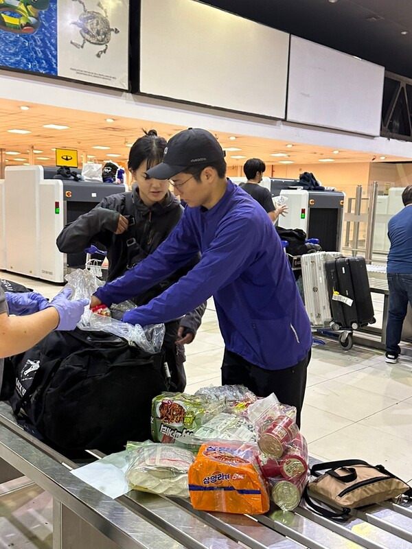 아르헨티나 공항 검색대에서 화물 검사를 받고 있다. 검색대 직원은 우리의 많은 식량에 놀란 것 같았다.