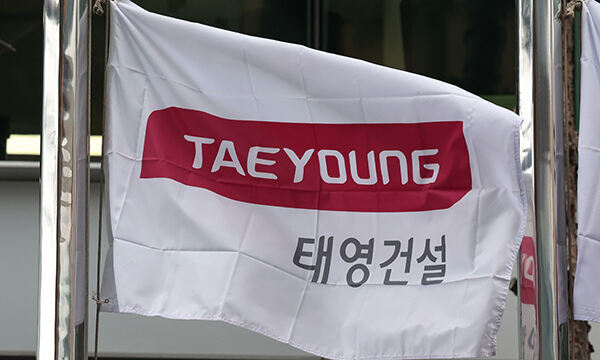 서울 영등포구 태영건설 입주 건물에 설치된 깃발 모습. 뉴시스