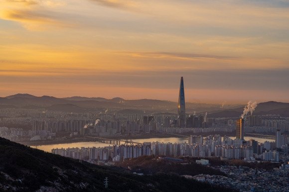 동틀녘, 용마산 정상 부근 전망대에서 바라본 풍경. 서울관광재단 제공.