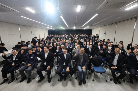 1일 개혁신당 신년 하례회에 참석한 참가자들이 함께 구호를 외치고 있다. 2024.1.1 뉴스1