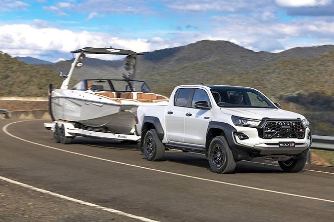 토요타 하이럭스 GR 스포츠