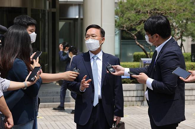 2021년 6월25일 망사용료 소송에서 승소한 뒤 SK브로드밴드 측 변호인이 입장을 발표하고 있다. ⓒ연합뉴스