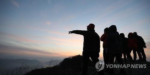 창원 무학산 신년 해맞이 [연합뉴스 자료사진]