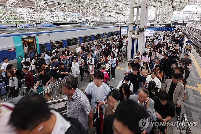 19년 만에 10억명 돌파한 KTX 이용객 (서울=연합뉴스) 신현우 기자 = 30일 오후 서울역에서 하차한 승객들이 이동하고 있다.
    이날 한국철도공사(코레일)는 2004년 4월 1일 첫 운행을 시작한 KTX가 오는 31일 누적 이용객 10억명을 돌파한다고 밝혔다. 이는 5천만 국민이 한 사람당 20번씩 KTX를 탄 셈으로, 2015년 누적 이용객 5억명을 돌파한 지 약 8년 만의 기록이다. 2023.8.30 nowwego@yna.co.kr