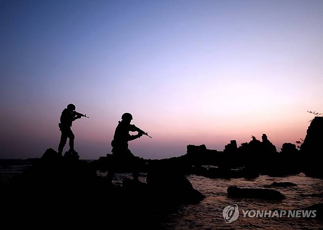 새해 첫날 수제선 정찰 나선 육군 23경비여단 기동타격대 (삼척=연합뉴스) 새해 첫날인 1일 전군 유일의 해안경계작전 전담부대인 육군 23경비여단 기동타격대 장병이 완벽한 해안경계작전태세 확립에 만전을 기하고 있다. 2024.1.1[육군 제23경비여단 제공. 재판매 및 DB 금지] photo@yna.co.kr