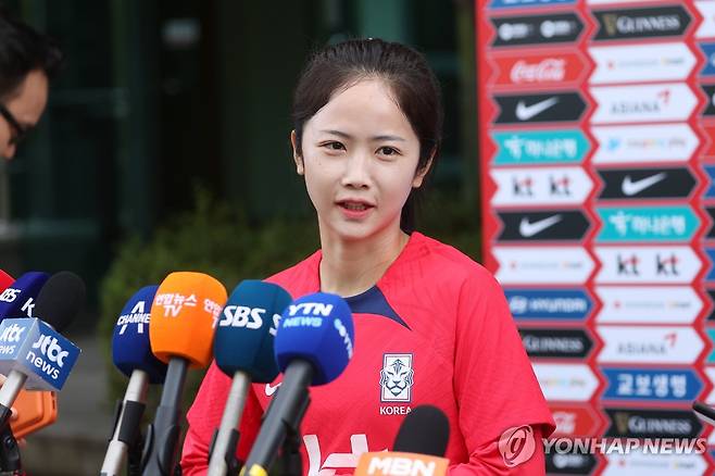 훈련 전 기자회견 하는 여자축구 이민아 [연합뉴스 자료사진]