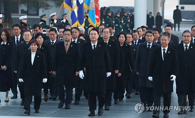 윤석열 대통령, 새해 첫날 현충원 참배 (서울=연합뉴스) 진성철 기자 = 윤석열 대통령이 2024년 새해 첫날인 1일 서울 동작구 국립서울현충원에서 국무위원 및 참모진과 함께 현충탑으로 향하고 있다.  2024.1.1  [대통령실통신사진기자단] zjin@yna.co.kr