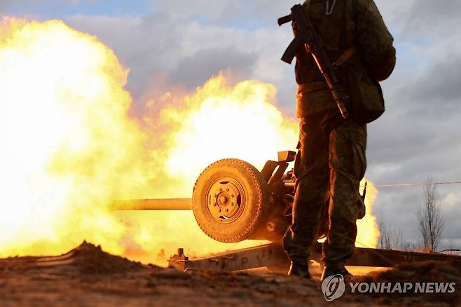 우크라이나에서 야포 발사 훈련을 진행 중인 러시아군 병사들 [타스 연합뉴스자료사진. 재판매 및 DB 금지]