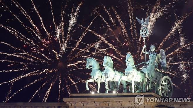 독일 베를린 브란덴부르크문위로 펼쳐진 새해맞이 불꽃놀이 [EPA 연합뉴스 자료사진. 재판매 및 DB 금지]