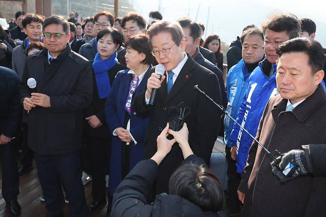 더불어민주당 이재명 대표가 2일 신공항 예정 부지인 부산 강서구 가덕도 대항전망대를 찾아 발언하고 있다. (사진=연합뉴스)