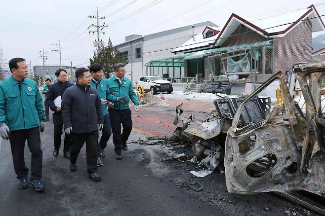 (앞 왼쪽부터) 박경국 한국가스안전공사 사장과 강경성 산업통상자원부 제2차관 등 관계자가 2일 전날 밤 발생한 강원 평창 액화석유가스(LPG) 충전소 폭발 사고 현장을 둘러보고 있다. (사진=산업부)