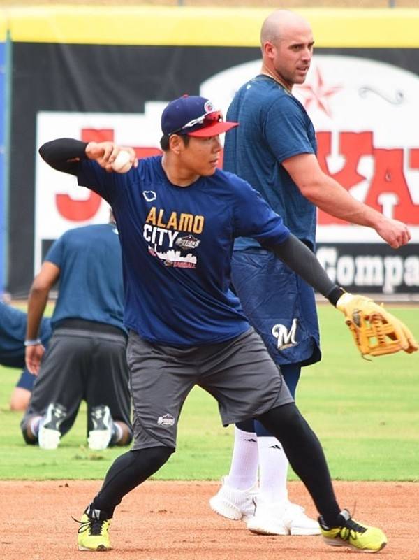 밀워키 브루어스 산하 트리플A 샌안토니오 미션스에서 내야 훈련을 시행할 당시의 강정호 [사진=조 알렉산더 기자 SNS 캡처]