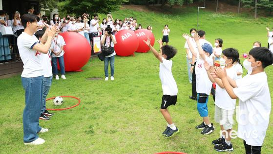 축구 선수 손흥민이 4일 오후 서울 동대문구 글로벌협력단지에서 손흥민과 함께하는 '손별모아 Wish' 사회공헌 캠페인에 참석해 포즈를 취하고 있다. 김현우 엔터뉴스팀 기자 kim.hyunwoo3@jtbc.co.kr (콘텐트비즈니스본부)