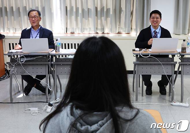 2024학년도 한국외대 수시모집 학생부종합전형 면접고사가 실시된 29일 오전 서울 동대문구 이문동 한국외대 캠퍼스에서 한 수험생이 면접을 마친 뒤 면접관들과 이야기하고 있다. (공동취재, 사진은 기사 내용과 무관함) 2023.10.29/뉴스1 ⓒ News1 김진환 기자