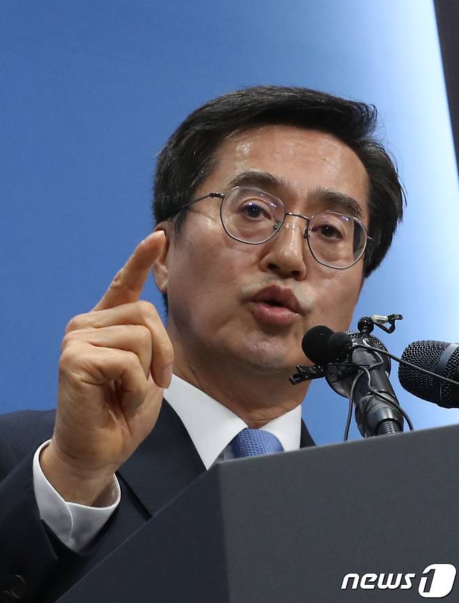 김동연 경기도지사가 지난해 11월6일 오전 경기 수원시 영통구 경기도청 브리핑룸에서 열린 '2024년도 본예산 관련 기자회견'에서 김포시의 서울편입 관련한 취재진의 질문에 답하고 있다. 2023.11.6/뉴스1 ⓒ News1 김영운 기자