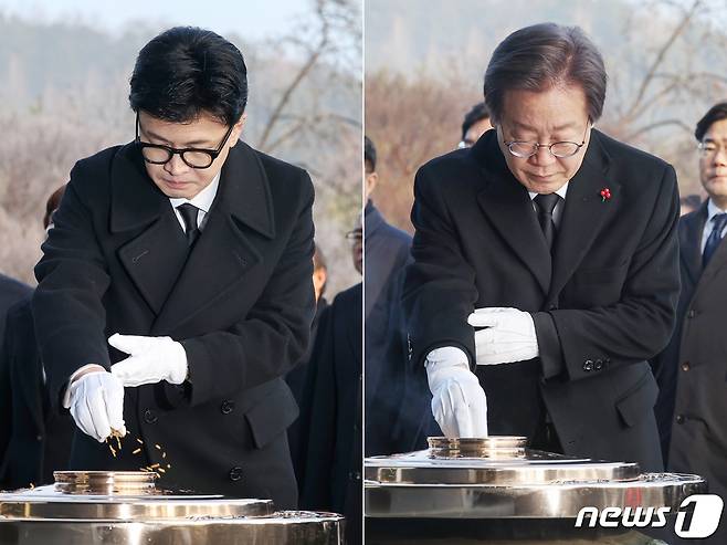 한동훈 국민의힘 비상대책위원장(왼쪽)과 이재명 더불어민주당 대표가 1일 오전 서울 동작구 국립서울현충원을 찾아 현충탑에 분향하고 있다. 2024.1.1/뉴스1 ⓒ News1 민경석 기자