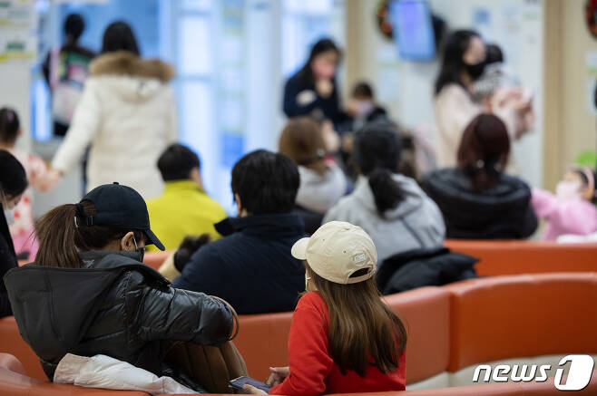 19일 서울의 한 소아과가 진료 대기를 앞둔 환자들로 붐비고 있다.  2023.12.19/뉴스1 ⓒ News1 이재명 기자