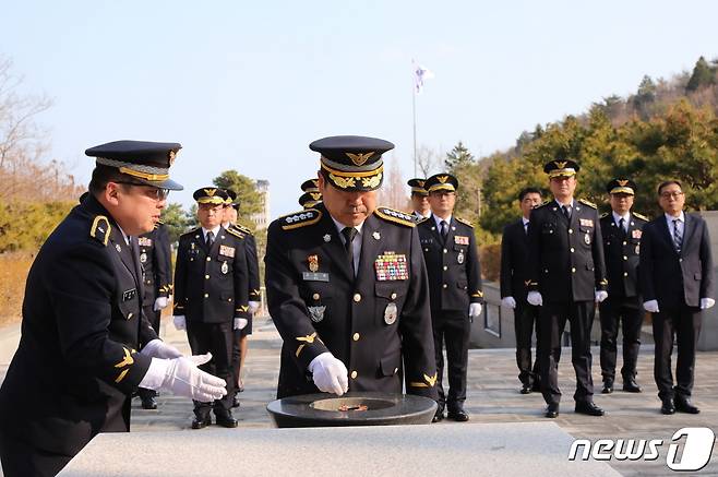 고민관 여수해양경찰서장이 2일 오후 전남 여수시 해양경찰교육원 충혼탑에서 분향을 하고 있다.(여수해경 제공)2024.1.2/뉴스1